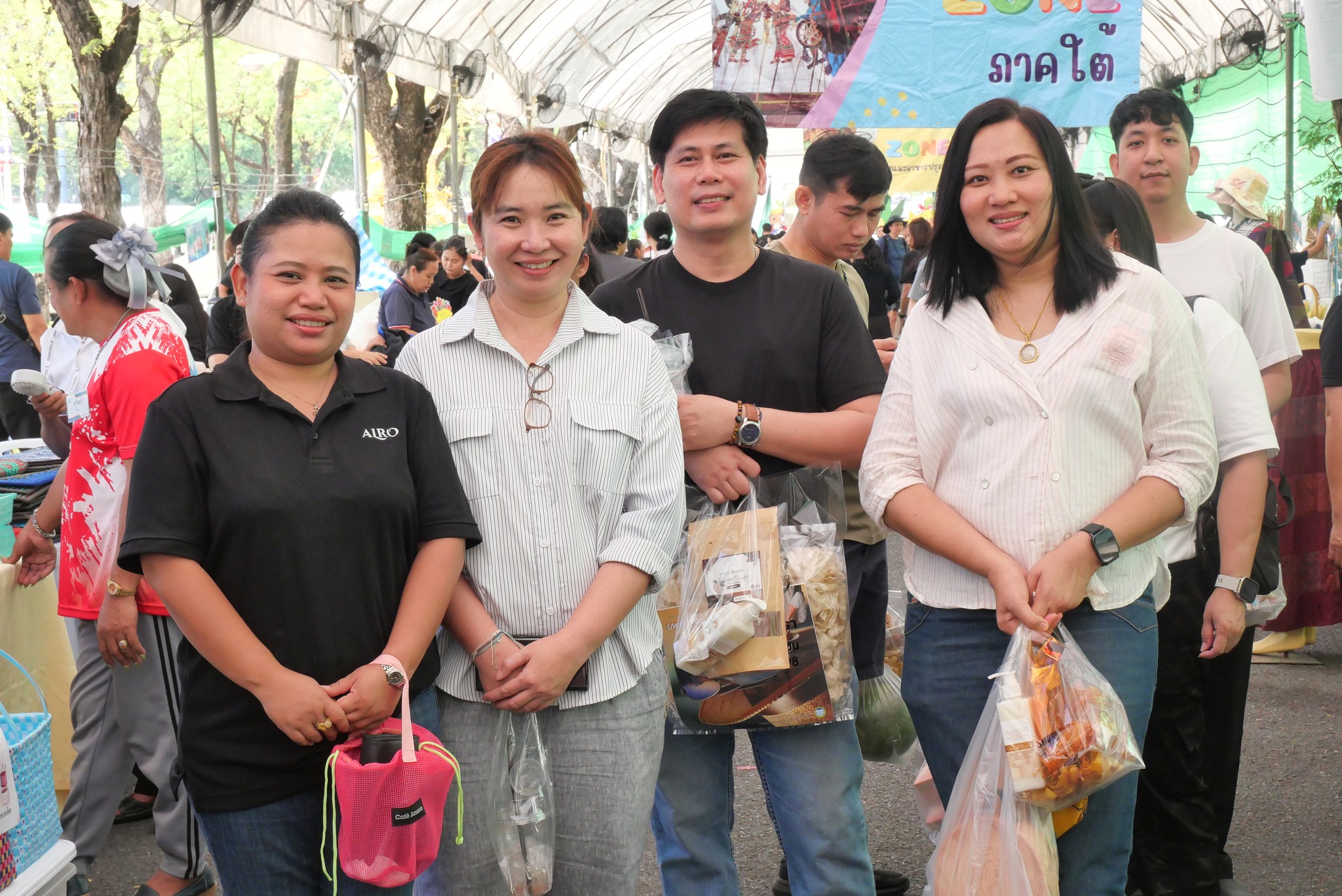 title - เลขาธิการ ส.ป.ก. เยี่ยมทักทายเกษตรกรและซื้อสินค้าในบรรยากาศวันสุดท้ายของการออกร้านขายสินค้า จากเขตปฏิรูปที่ดิน ส่งท้ายงานครบรอบ 51 ปี ส.ป.ก.